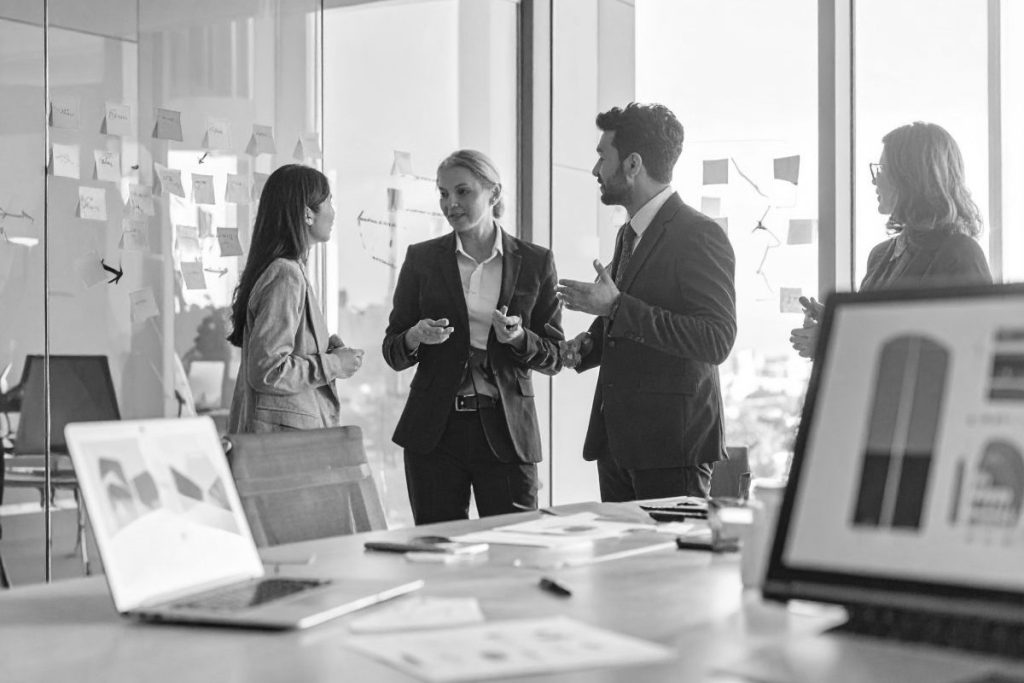 デジタルトランスフォーメーション（dx）と人工知能（ai）を成功に導くための戦略的アプローチは、ai人材の育成と確保、データガバナンスと倫理的なai利用、そして経営層主導の組織文化とリーダーシップが重要。poc（概念実証）を繰り返し、クラウドaiサービスやaiベンダーとのパートナーシップを活用することで、2025年の崖を乗り越え、持続的な成長と競争力強化を実現