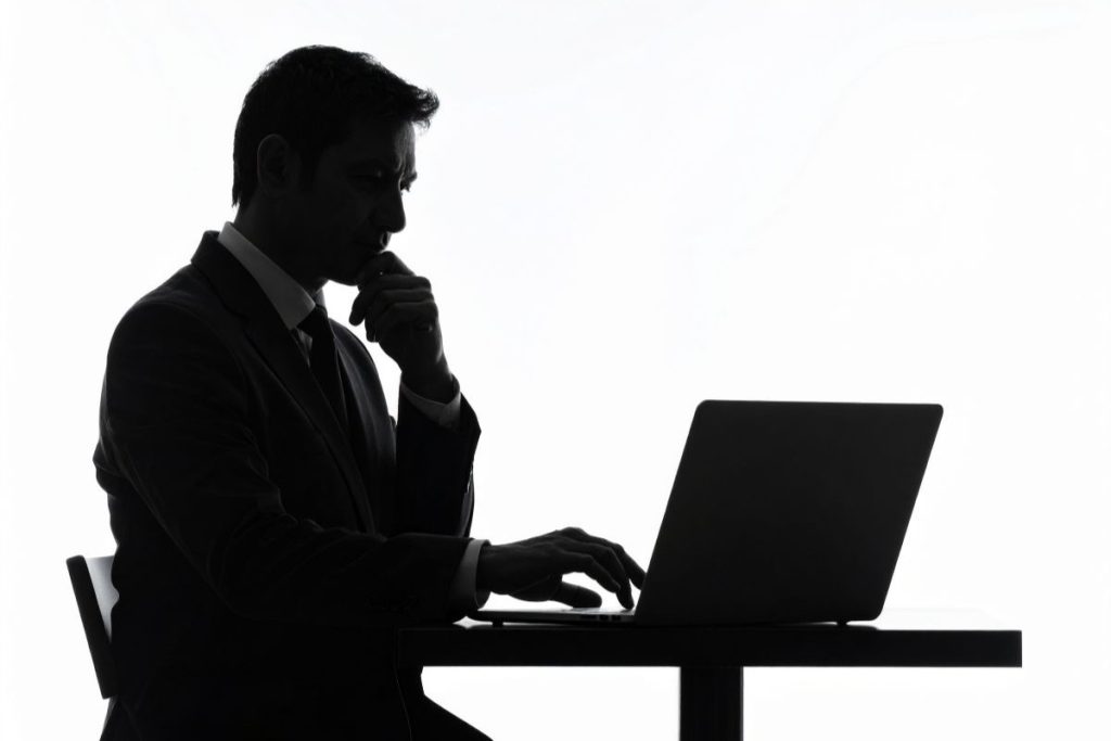 効果的なプロンプトを作成するには、命令、文脈、入力、出力という4つの要素を押さえることが重要である。ChatGPTやGemini、Copilotといった生成AIに対して、曖昧な表現を避けて具体的な指示を明示し、役割設定やコンテキストを与えることでLLMの精度を高められる。箇条書きや簡潔な形式を指定し、文字数や文体といった制約条件を提示することで、意図に沿ったアウトプットを引き出せる。対話形式でフィードバックを繰り返し、段階的にブラッシュアップするプロセスを用いて、最終的な成果を近づけることが可能