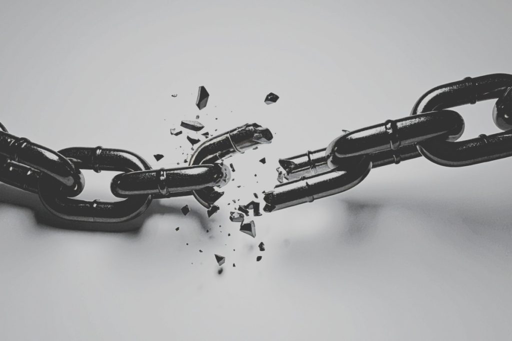 ペナルティの解除は、手動とアルゴリズムで手順が異なる。手動の場合、search consoleの通知に基づき、不自然なリンク（有料、相互リンク）は否認ツールで無視をリクエストし、低品質コンテンツ、spam、キーワードの過度な詰め込み、隠しリンク、クローキング、不正リダイレクト、重複などを修正後、再審査リクエストを送信。アルゴリズムペナルティは自動判定で、サイト品質改善と不自然なバックリンク排除により回復を目指す