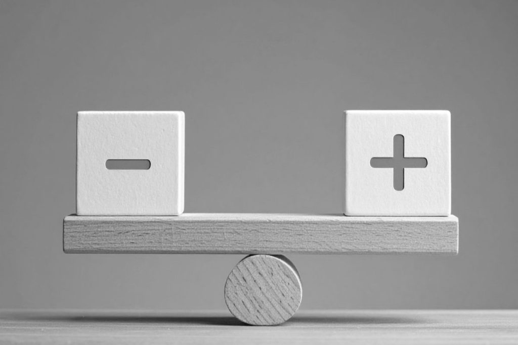 AMP実装のメリットは、高速化による検索順位への影響と上位表示の可能性、離脱率の減少、コンバージョン向上である。キャッシュとサーバーの仕組みで瞬時に配信され、モバイル端末での利便性が大幅に向上する。デメリットは運用コストと制作の手間が増加し、通常のWebページとAMPページを両方管理する必要がある点である。コードの制限によりインタラクティブな要素の実装が難しく、既存デザインが崩れるリスクもある。JavaScriptやCSSの使用に制限があり、広告やアフィリエイトへの影響も考慮すべきである。Wordpressではプラグインで比較的簡単に導入できる