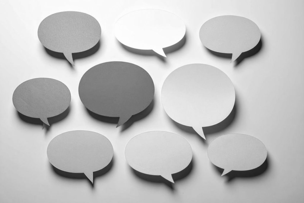 プロンプトには質問・調査型、作成型、創作型、変換・修正型、要約・抽出型、評価・分析型という種類があり、それぞれのタスクに応じて適切な指示を与える必要がある。文章生成では具体的なターゲットや文体を明示し、翻訳や要約では文字数や形式を指定することで精度の高い回答を得られる。アイデア出しでは背景や視点を提示し、長文の抽出では要点を簡潔に示すことが効果的である。ChatGPT、Gemini、Copilot、Claudeなど各AIツールの特性を使いこなし、役割やコンテキストを明確に伝えることで、業務における成果を向上させることができる