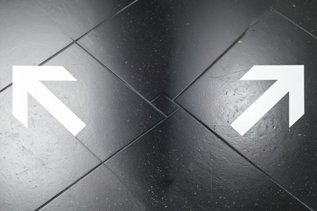 自社の目的が汎用的なタスクか、それとも特定の業務に特化しているかを見極めることが重要である。予算や計算リソースの制約、コンプライアンス要件をチェックリストで確認し、最適なモデルを選択する。pocによる段階的な導入戦略を立て、効果を検証しながら本格的な展開へと進める。hugging faceやdify、ollamaといったプラットフォームを活用し、既存のワークフローへの統合を図る。オープンソースの活用やmlopsの実践を通じて、ライフサイクル全体を効率的に管理し、投資対効果を最大化する。変化の激しい時代において、柔軟な意思決定が成功を左右する