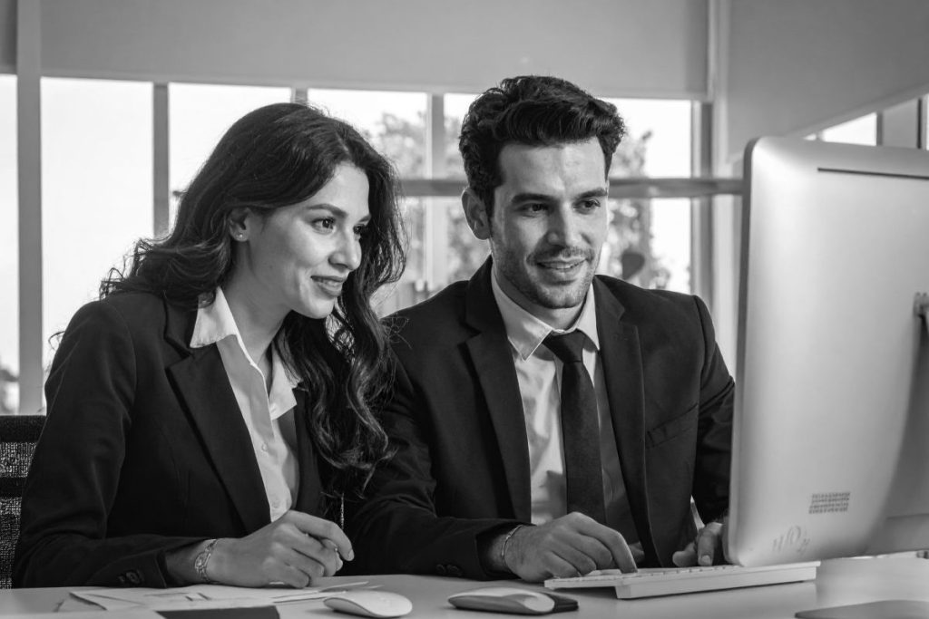 実効性のあるガバナンスを実現するには、ceoが先頭に立って全社的な方針を示すことが重要である。法務やリスクマネジメント部門が横断的に協力し、現場のプロセスに即したルールを策定する。アジャイルな手法を取り入れ、環境の変化に合わせてシステムデザインを継続的に改善していく。外部の監査法人による審査を活用し、運用の透明性を高めることも有効である。専門的なリテラシー教育を通じて社員の意識を向上させ、形骸化を防ぐ。多様なステークホルダーと対話し、社会的責任を果たす姿勢を示すことが、中長期的な価値創出につながる