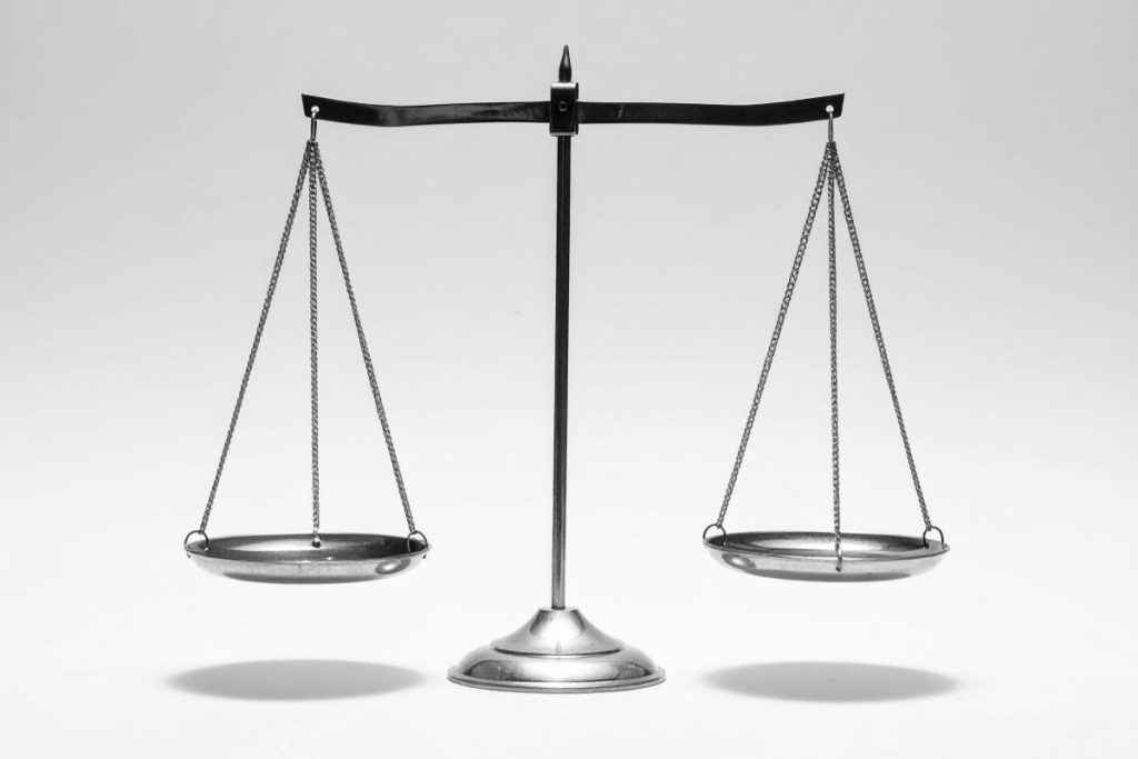 従来の検索エンジン最適化とLLMO施策は土台が共通しており、タイトルやディスクリプションの最適化、内部リンク構造の整備、E-E-A-Tを意識したライティングが両方に有効。構造化データの実装により、AIが意図を正確に理解し、FAQ形式や要約を含むコンテンツは引用されやすくなる。Google Search ConsoleやGoogle Analyticsでの従来指標とAIクローラー検出機能を併用し、検索順位とAI経由の流入を同時に分析することで、効果測定と戦略の明確化が可能。MEOとの連携やソーシャルメディアへの情報発信も含め、企業サイトやランディングページ、個人ブログなど多様なWEBサイト運営で、集客力を高める総合的なマーケティング戦略が今すぐ実践できる