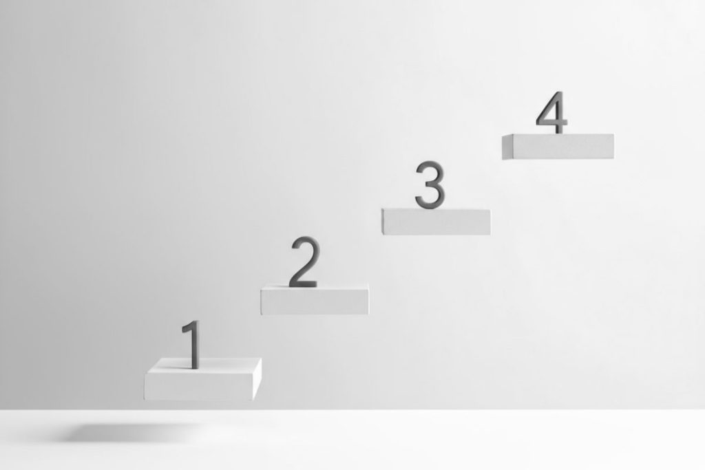 コンテンツマーケティングとSEOを統合して成果を出すには、4つのステップが重要である。第一にペルソナ設定と検索意図の分析により、ターゲット顧客の課題解決を明確にする。第二にトピッククラスターモデルを採用し、オウンドメディア全体の構成を最適化して上位表示を狙う。第三にE-E-A-Tを重視し、専門性と権威性を高める有益なブログ記事やホワイトペーパーを定期的に発信する。第四に効果測定とリライトのサイクルを運用し、Googleアナリティクスなどのツールで流入やコンバージョンを分析し、継続的に改善する。この戦略により、2024年から2025年にかけて集客とリード獲得を増やすことができる