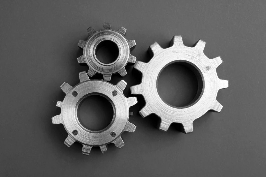 LLMOプラグインには、LLMs.txtファイルの自動生成と自動更新機能を持つWebsite LLMs.txtやLLMs.txt Generatorがあり、投稿や固定ページを自動的にリスト化してルートディレクトリへ配置する。Yoast SEOやRank Math、WordLiftといった既存SEOツールとの連携により、スキーママークアップをJSON-LD形式で実装し、ChatGPTやClaudeが回答生成時に自社コンテンツを引用しやすくなる。AIクローラー検出機能では、GPTBot、ClaudeBot、Perplexityのアクセスをリアルタイムでモニタリングし、アクセス解析データをCSV形式でダウンロード可能。無料版と有料版があり、カスタマイズの自由度や高度な分析、複数サイト管理など、サイト規模に応じた最適なツール選択が可能