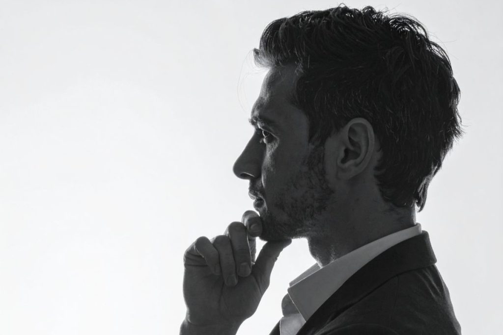 chatbot導入では、すべての業務を自動化できるわけではなく、複雑な問い合わせには有人オペレーターとのハイブリッド運用が不可欠である。シナリオやナレッジの整備が精度に大きく依存し、aiアシスタントではハルシネーションのリスクがあるため、セキュリティ対策とリアルタイムの監視が求められる。初期コストとランニングコスト、オンプレミス型か従量課金制かを含めた費用対効果の分析、kpi設定による効果測定が重要である。社内デスクやコールセンターでの負荷削減、顧客満足度向上、コンバージョン率改善といった課題に応じて最適なツールを選定し、継続的な運用と改善で生産性向上を目指すべきである