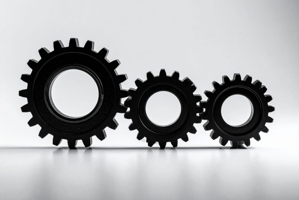 wordpressの技術的最適化では、core web vitalsの3つの指標であるlcp、inp、clsを改善する施策が不可欠である。画像の圧縮とキャッシュ活用、不要なスクリプト削減により速度を向上させ、パンくずリストと構造化データの実装で検索エンジンがサイト階層を理解しやすくする。内部リンクで関連コンテンツを結び、訪問者の回遊率と滞在時間を増やすことで離脱を防ぐ。google search consoleとgoogle analyticsで流入経路とクエリを分析し、継続的な改善により順位を高める。リンク切れの検出とリダイレクト設定も重要である