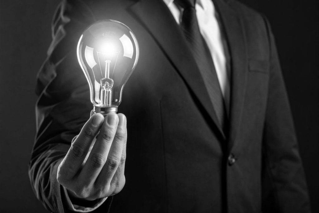 企業の購買行動の変化に対応するため、革新的なマーケティング戦略が必要とされている。btob領域では複数の意思決定者が関与し、営業接触前にweb上で比較検討を完了させる傾向が強まっている。google検索で上位表示を獲得することで、ブランディングと信頼性が向上し、指名検索の増加にもつながる。リスティング広告と異なり、seo対策は広告費をかけずに継続的なリード獲得を実現できる資産性の高い施策である。カスタマージャーニー全体を設計し、各フェーズで適切な情報提供を行うことが成功の鍵となる