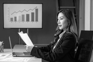 マーケティングミックスの全体像を示す。顧客に選ばれるためのマーケティング戦略において、顧客価値を最大化する手法は欠かせない。市場をsegmentationで細分化し、適切なポジショニングを確立するため、環境分析やstp、チャネルの選定が重要である。セグメンテーションで自社の弱みを把握し、他社との差別化を図る。価格戦略やcommunication、プロモーションを最適に組み合わせ、独自のバリュープロポジションを構築する。人的販売や競合対策、promotionを通じた流通の最適化により、消費者の利便性を高めるframeworkである