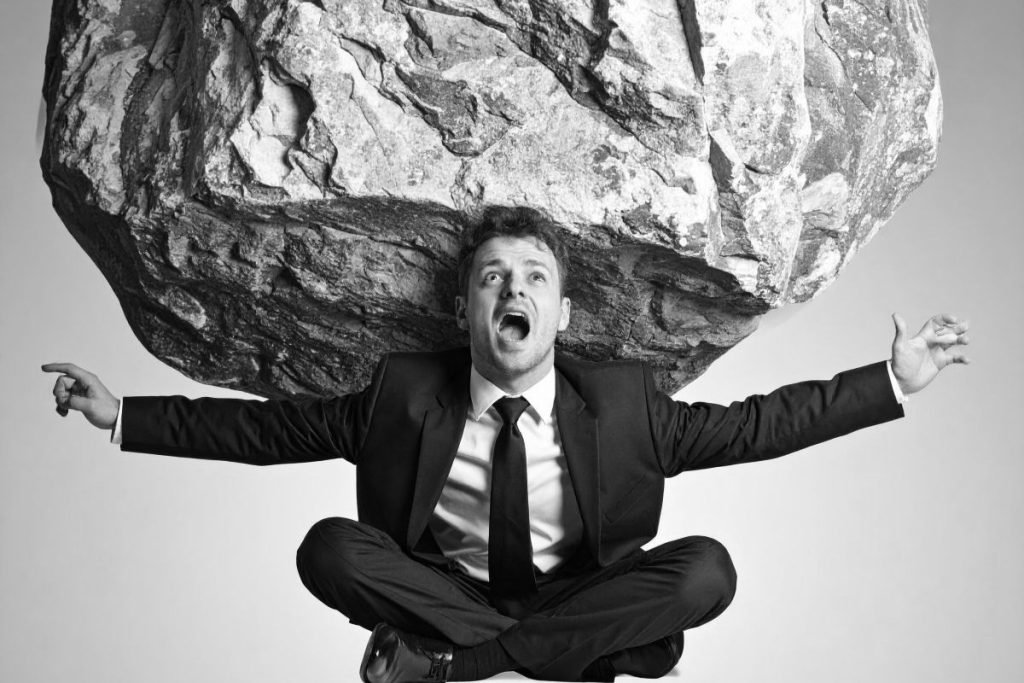 aiの運用において、第三者の権利やプライバシーを保護することは不可欠な要素である。リスク分析を通じて、著作権侵害や差別的な出力といった負の側面を特定し、適切な安全性を確保する。欧州（eu）の規制やnistの枠組みを参考に、リスクベース・アプローチで対策を講じる。特に高リスクな領域では、理事会や倫理委員会による監督を行い、客観的な監査を通じて健全性を証明する。ステークホルダーに対する説明責任を果たし、技術的な脆弱性を検知するモニタリング体制を敷くことで、ブラックボックス化しやすい仕組みに光を当てる