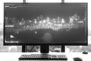 ヒートマップという分析ツールがスクロールヒートマップで熟読される箇所を特定し、アテンション機能によってサーモグラフィのような色表示でユーザーの関心を表している。アテンションヒートマップとクリックヒートマップで離脱する地点を分析し、ミエルカヒートマップが視覚的にコンバージョン改善と滞在時間の向上をwebページで実現する