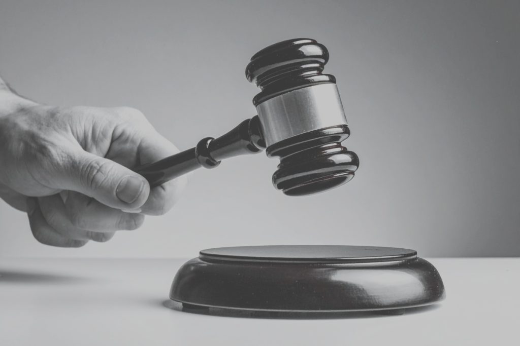 googleがペナルティを課する理由は、検索ユーザーに最高品質の情報を提供するため。webスパムや悪質なseo手法、低品質コンテンツの上位表示を防ぐため、ガイドライン違反に罰を与える。ペナルティは手動とアルゴリズムの2種類があり、手動はsearch consoleに通知が届き、不自然な有料リンク、隠しリンク、クローキング、キーワードの過度な詰め込みなどが原因。アルゴリズムは自動判定で、パンダやペンギンアップデートが順位下落を引き起こす