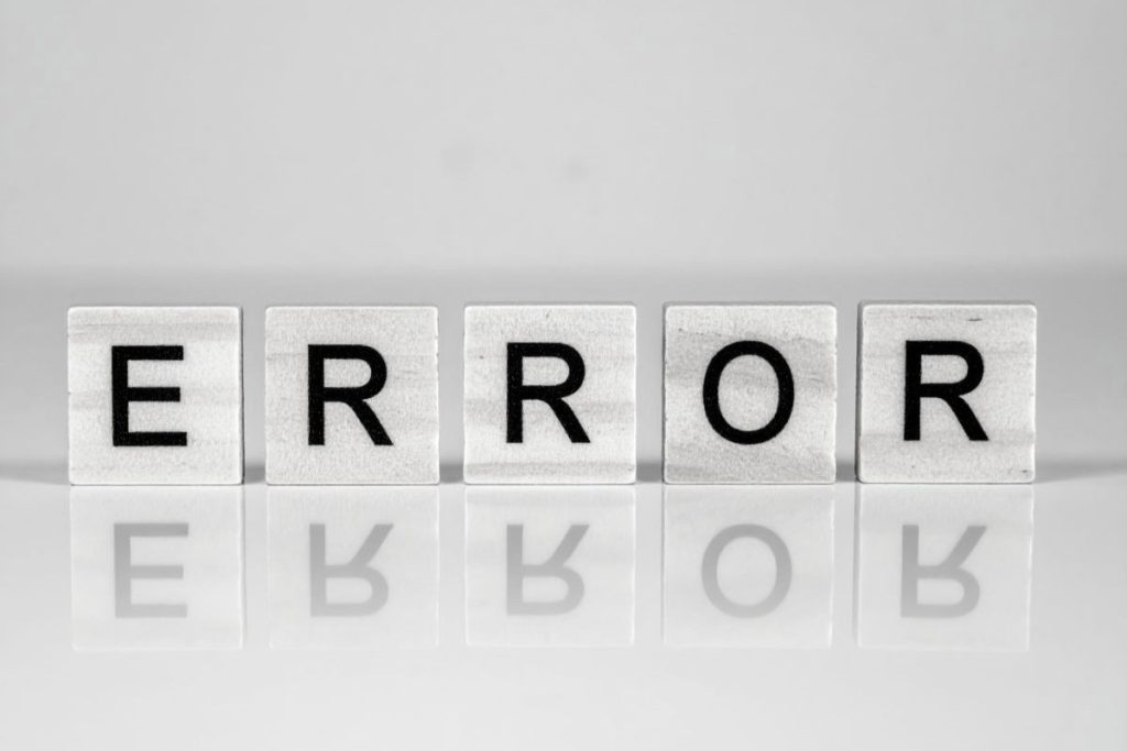 WordPressへのプラグイン導入前には、バックアップを手順に従って確実に取得し、PHPバージョンやテーマとの互換性を公式情報で確認することが基本方針。SEO系やキャッシュ系ツールの機能重複はエラーや画面表示の不具合を招くため、既存プラグインとの互換性チェックが重要。レンタルサーバーの仕様によっては特定のバージョンで正常に動作しない場合もあるため、ローカル環境でのテストを経て本番へ反映させる手順が安全。定期的なアップデートとモニタリングにより、セキュリティリスクを低減し、最新の機能を有効活用できる。専門知識がなくても、明確な手順と注意点を意識すれば、トラブルを避けた安全な運用が実現