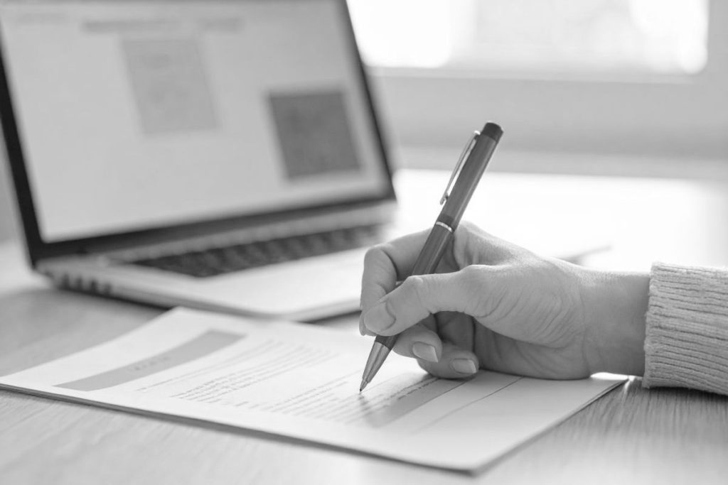 aiツールが強力なサポートを提供する一方で、その限界を理解し運用することが重要。ハルシネーションや誤情報のリスクがあるため、人間による厳格なファクトチェックや編集が不可欠である。googleも低品質なコンテンツを評価しないため、aiの出力に人間が手を加えることが求められる。seoライターの役割は、aiへの適切なプロンプト指示や、人間ならではの独自の視点追加、専門性、創造性を発揮する「ハイブリッドseo」へと進化している