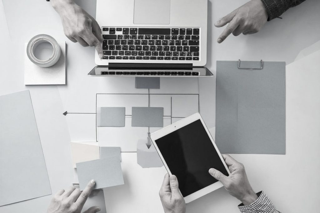 ai人材に求められる多次元的なスキルセットとは課題発見・解決力、企画力、コミュニケーション能力といったビジネススキルに加え、統計学、プログラミング（python）、機械学習、深層学習（deep learning）といったデータサイエンススキルが不可欠。aiモデルの開発・運用、クラウドプラットフォームの知識、そしてAI倫理や継続的な学習能力（特にchatgptなどの生成ai動向への対応）も重要