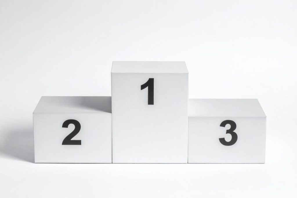 Google検索では読み込み速度が公式ランキングシグナルとして位置づけられており、AMPによる高速化がSEOに影響を及ぼす。モバイルサイトの遅い表示はユーザーの離脱を招き、直帰率の増加やパフォーマンス低下につながるため、瞬時にコンテンツを読み込むAMPの仕組みが重要である。エクスペリエンス向上による滞在時間の増加は、検索エンジンのアルゴリズムから高い評価を得られる。リッチリザルトやトップニュースへの表示機会も増え、構造化マークアップを適切に実装すればクリック率向上が見込める。2025年においても速度最適化はSEO施策の中心的要素である