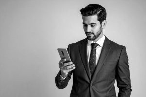 AMPとはAccelerated Mobile Pagesの略称で、Googleが推奨するモバイルページ高速化フレームワークである。2025年現在、優遇措置は終了したものの、読み込み速度の向上によるユーザビリティ改善が検索ランキングに間接的な影響を及ぼす。キャッシュとサーバーの仕組みにより瞬時にコンテンツを配信し、離脱率の減少とコンバージョン向上が期待できる。実装にはプラグインやコードの記述が必要だが、モバイルファーストインデックスが標準となった2025年において、モバイル端末での利便性向上はSEO施策の重要な要素である