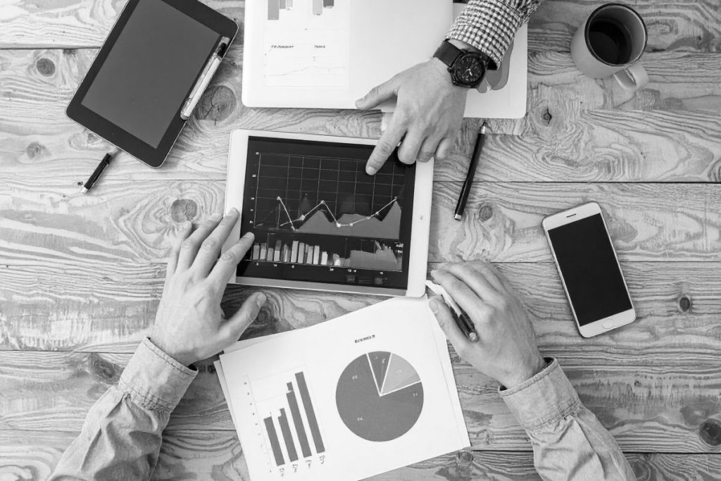 ペナルティの確認は、google search consoleが最も信頼できる。「手動による対策」レポートで手動ペナルティを診断し、アクセス数や順位の下落、インデックスやクロールエラーの警告をチェック。google analyticsのトラフィック急落や順位チェックツール（ahrefs, semrush, keywordmap）での広範囲なキーワードの「圏外」は、アルゴリズムペナルティの推測に役立つ