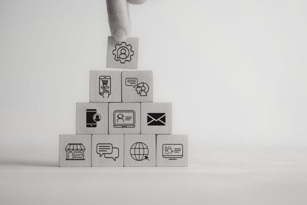 LLMO施策によりChatGPTやClaude、GeminiなどのLLMがWEBページを情報源として引用・応答することで、従来の検索エンジン経由のトラフィックに加え、AI Overviewsやプロンプト経由の新たなチャネルが確立する